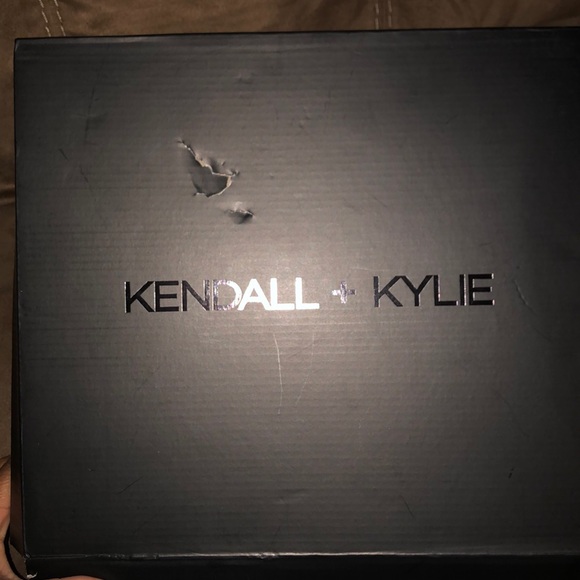 Kendall and Kylie booties - Picture 4 of 5